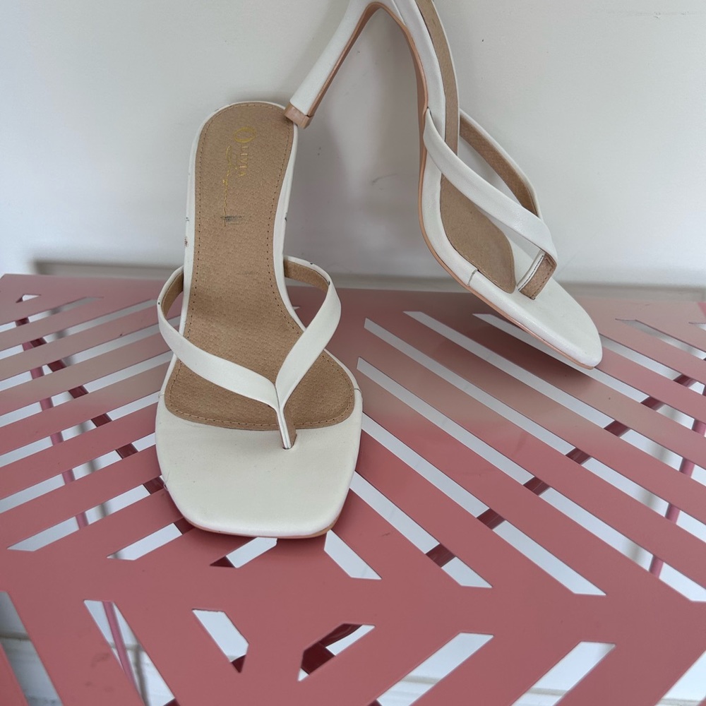 White summer sandals size 71/2